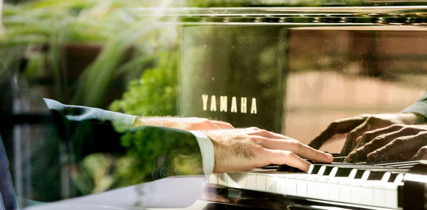 Yakir Arbib suona il pianoforte